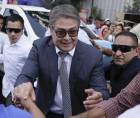 El expresidente de Honduras Juan Orlando Hernández saluda previo a una audiencia del proceso por fraude y lavado, este martes en Tegucigalpa (Honduras). EFE/ Gustavo Amado