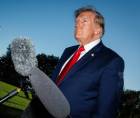 El presidente de Estados Unidos, Donald Trump, habla ante medios.