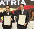 El ultraderechista Abelardo de la Espriella (i) reacciona este jueves, junto a su fórmula vicepresidencial, José Manuel Restrepo, durante la entrega por parte del Consejo Nacional Electoral (CNE) de su credencial como presidente electo de Colombia tras ganar la segunda vuelta de las elecciones en Bogotá (Colombia).
