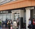 En las afueras de la agencia bancaria principal de Santa Rosa de Copán, los copanecos se congregaron y lamentaron el deceso de Jorge Bueso Arias. El lazo negro en la entrada de la agencia evidencia el luto.