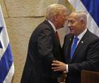 Foto de archivo del presidente de EE.UU., Donald Trump (L), y el primer ministro de Israel, Benjamin Netanyahu, en el parlamento israelí el 13 de octubre de 2025.