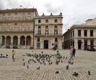 Personas comparten en una plaza el miércoles, en La Habana (Cuba). La grave crisis económica cubana y el miedo a las sanciones de EE.UU. están terminando de desarbolar el sector turístico de la isla, antes motor clave de su crecimiento, con la salida parcial o total de las cuatro grandes hoteleras del país en una semana. EFE/ Ernesto Mastrascusa