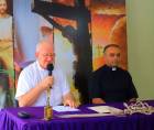 <b><span class=mln_uppercase_mln>Conferencia.</span></b> Monseñor Miguel Lenihan junto a Luis Estévez cuando se dirigía a la feligresía católica en su mensaje de Semana Santa.