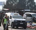 Integrantes de Carabineros de Chile custodian el lugar en donde un cabo de la infantería de marina de Chile, que estaba fuera de servicio, embistió su vehículo contra una feria callejera, en un hecho que dejó seis muertos y múltiples heridos, confirmó la Armada en un comunicado. EFE/ STR