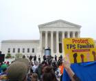 Activistas y jóvenes inmigrantes se manifiestan este martes frente al Tribunal Supremo de Justicia en Washington (EE.UU.).