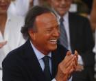 Fotografía de archivo del cantante Julio Iglesias en el Paseo de la Fama de Puerto Rico.