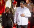Fotografía de archivo del 18 de noviembre de 2023 del presidente de Venezuela, Nicolás Maduro (c) acompañado de su esposa Cilia Flores (i) durante un acto en Caracas (Venezuela).