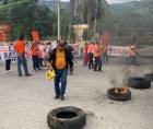 Empleados de Hondutel protestando en el bulevar del Sur.