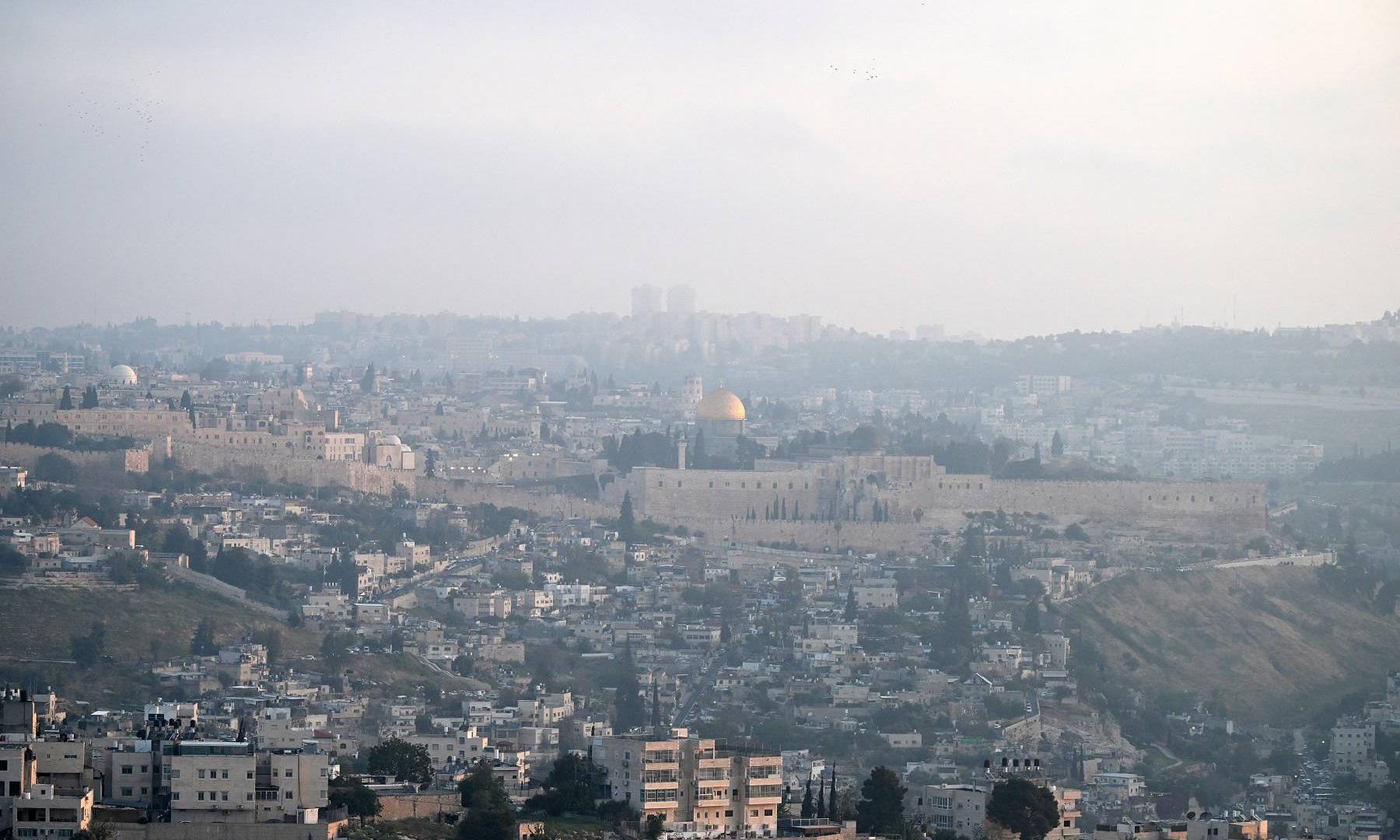 $!Vista panorámica de la Ciudad Vieja de Jerusalén en la madrugada del 14 de abril de 2024, después de que Irán lanzara un ataque con aviones no tripulados y misiles contra Israel.
