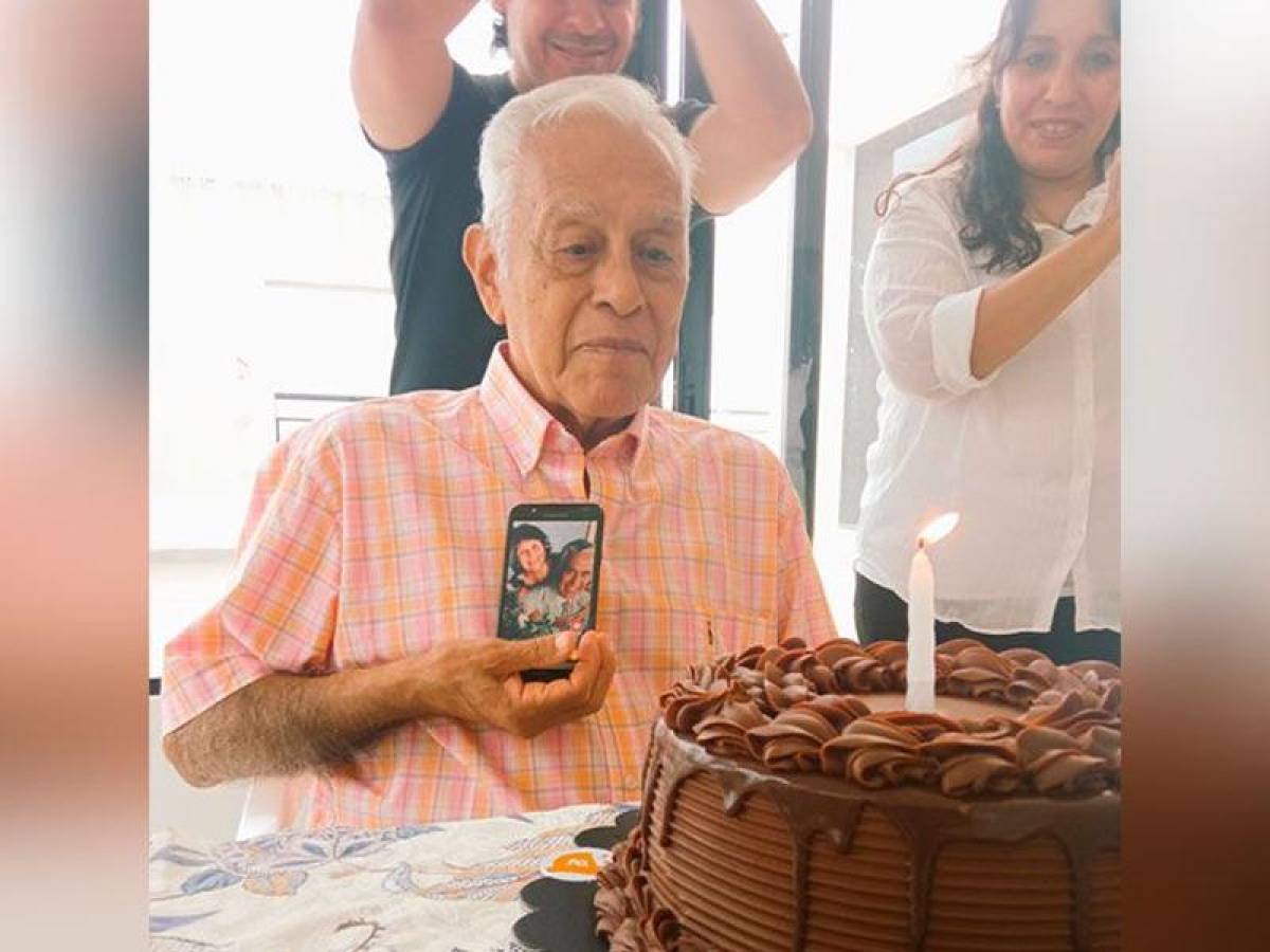 Abuelito pone la foto de su esposa fallecida para apagar las velas de su pastel de cumpleaños