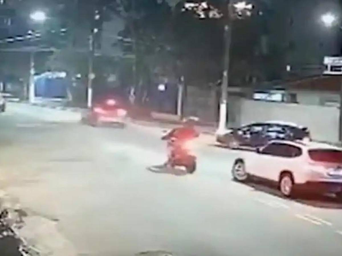 Video viral: Mujer atropella a dos hombres que la querían asaltar