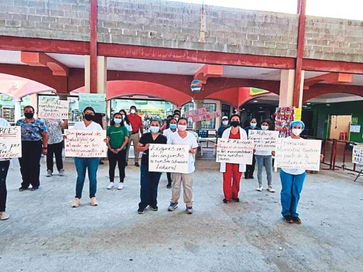Empleados de Salud protestan por despidos y falta de pago