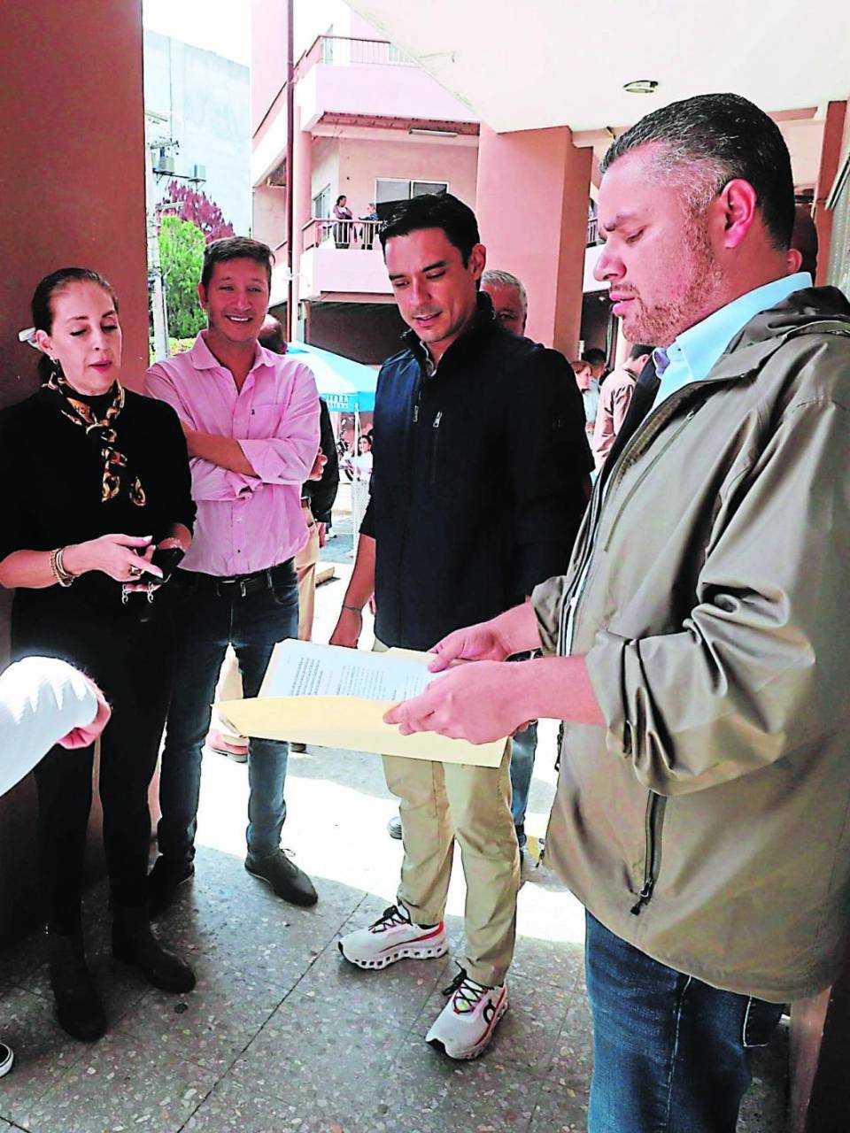 En las afueras de la sede de la fiscalía se apostaron integrantes del BOC para defender la institucionalidad.