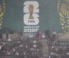 Aficionados mexicanos esperan el inicio del partido de los dieciseisavos de final del Mundial de la FIFA 2026 entre México y Ecuador.