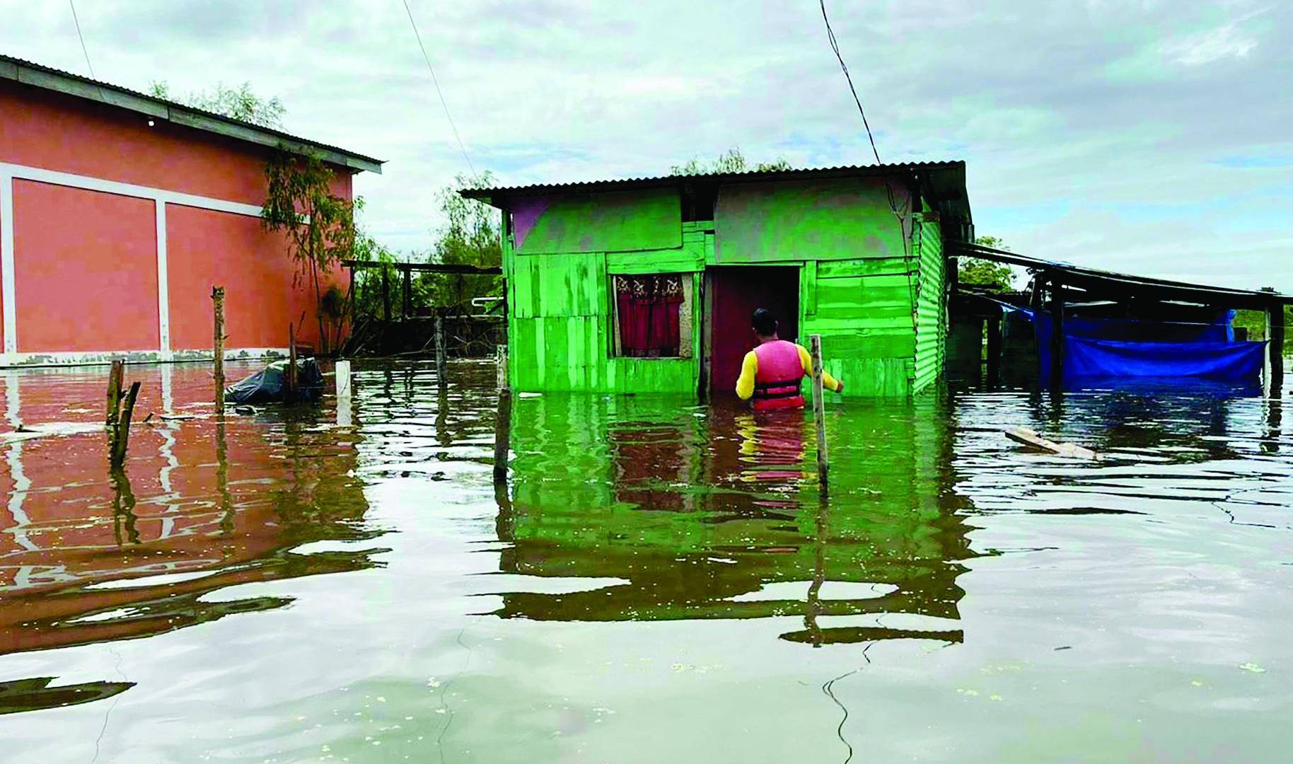 $!Puerto Cortés, Omoa, La Lima y El Progreso han declarado emergencia porque cientos de sus pobladores fueron golpeados por las inundaciones y las lluvias.