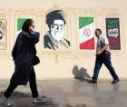 Iraníes caminan junto a un mural del difunto líder supremo iraní, el ayatolá Alí Jameneí, en el centro de Teherán, Irán, el 13 de septiembre de 2026. EFE/EPA/
