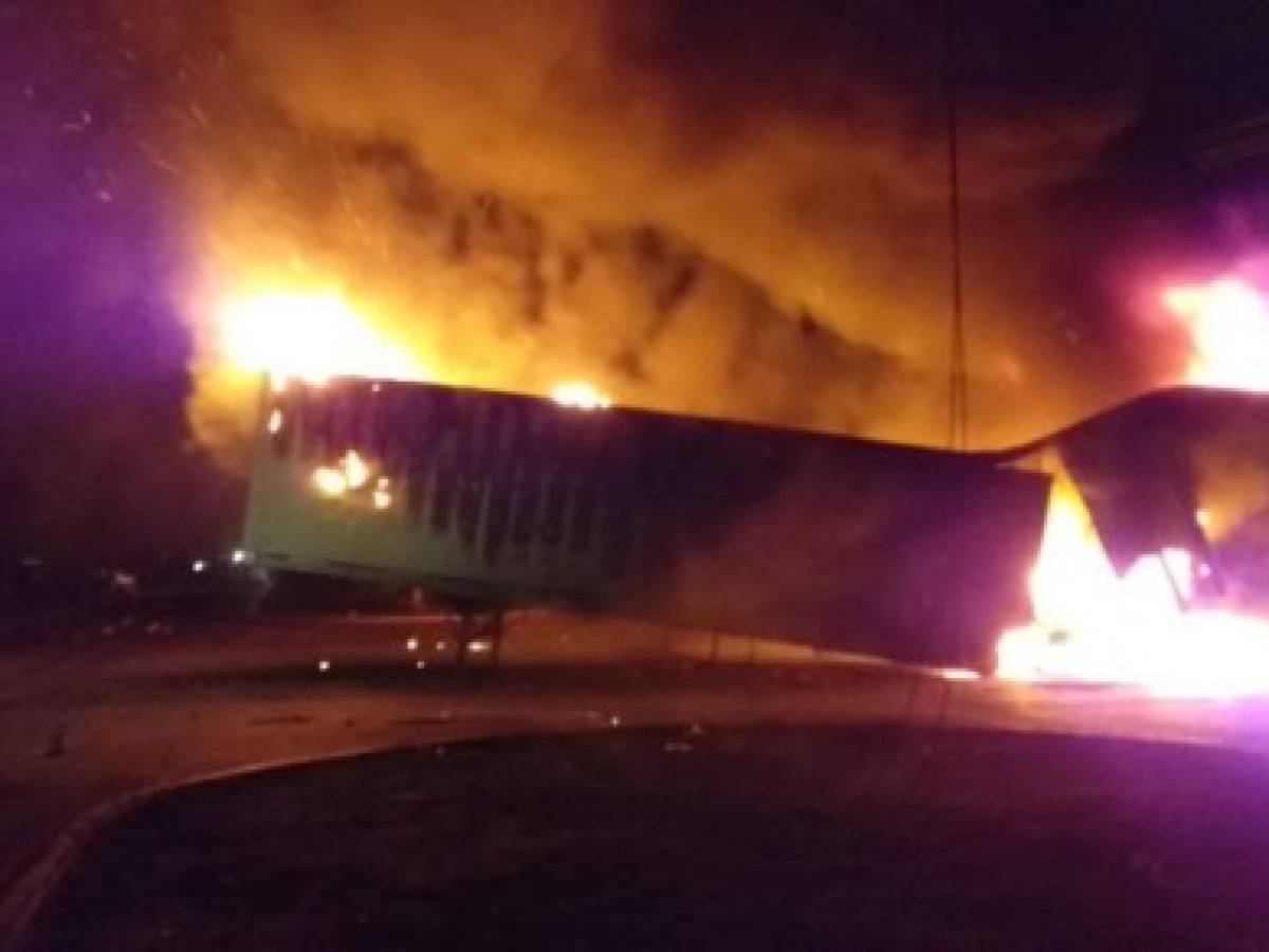 Turba incendia contenedor frente a la colonia San José V de San Pedro Sula