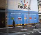 Cartel de la cumbre de los BRICS en Sudáfrica. KIM LUDBROOK / EFE