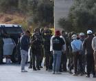 Tropas israelíes detienen a agricultores palestinos para realizar registros mientras intentan llegar a sus tierras para la cosecha de aceitunas, a pesar de haber realizado una coordinación previa, cerca de la localidad de Beita, al sur de Nablus, en Cisjordania, el 20 de octubre de 2026. EFE/EPA/ALAA BADARNEH