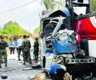 Bus arrastró al microbús 100 metros en una curva en carretera a Copán