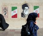 Mujeres iraníes caminan junto a un mural del difunto Líder Supremo iraní, el ayatolá Ali Jamenei, en una calle de Teherán, Irán.