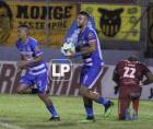 Jhow Benavídez celebrando su gol ante Victoria Ramiro Rocca y Yeison Mejía.