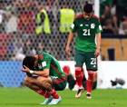 Los jugadores de México se lamentan en el estadio Lusail tras quedar eliminados del Mundial de Qatar 2022.
