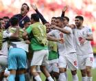 Los jugadores de Irán celebrando uno de los goles de la victoria sobre la Gales de Gareth Bale.