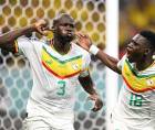 Jugadores de Senegal celebrando el gol de Ismaïla Sarr contra Ecuador en el Mundial de Qatar 2022.