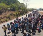 Migrantes caminan en una caravana llamada 'Viacrucis migrante' la cual se dirige hacia Ciudad de México, en Tapachula (México).