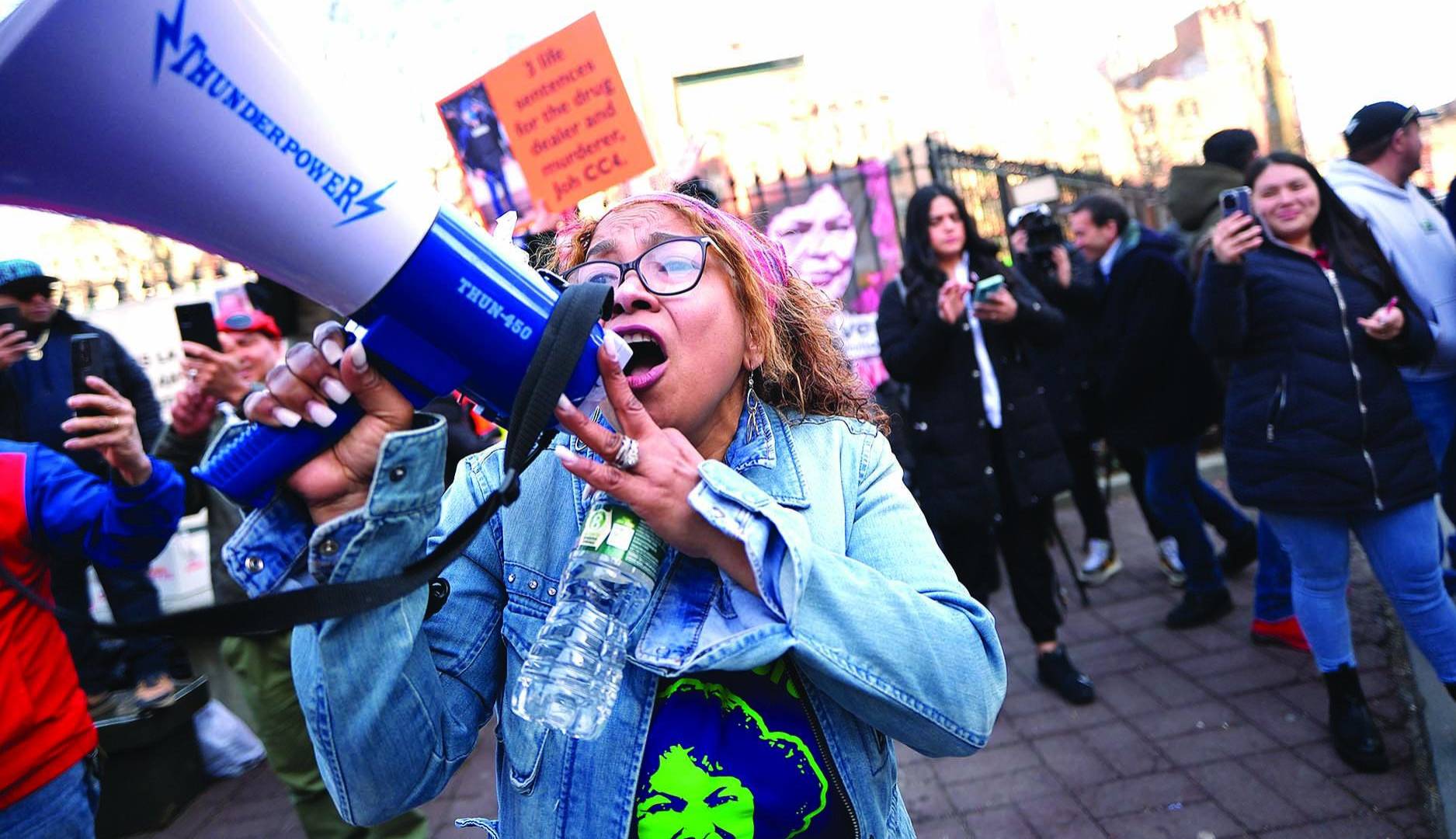 $!Hondureños expresaron su alegría, gritando y saltando, en presencia de los medios de comunicación tras conocer la resolución de culpabilidad contra el exmandatario.