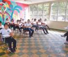 Estudiantes recibiendo sus clases en una aula de un centro educativo público en el departamento de Yoro.