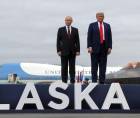 El presidente de los Estados Unidos, Donald Trump, y el presidente de Rusia, Vladimir Putin, en la pista de aterrizaje tras llegar para asistir a una reunión en la Base Conjunta Elmendorf-Richardson en Anchorage el 15 de agosto de 2025.
