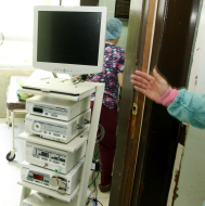 En camillas de acero y sin colchones, madres dan a luz