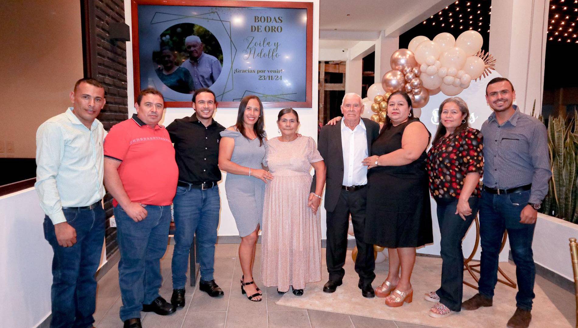 $!En esta imagen, destinada a la posteridad, se les ve acompañados de sus siete hijos <b>(</b>de izquierda a derecha<b>)</b>: Luis Humberto, Arnaldo, Maynor, Dinora, Margarita, Glenda y Ariel.