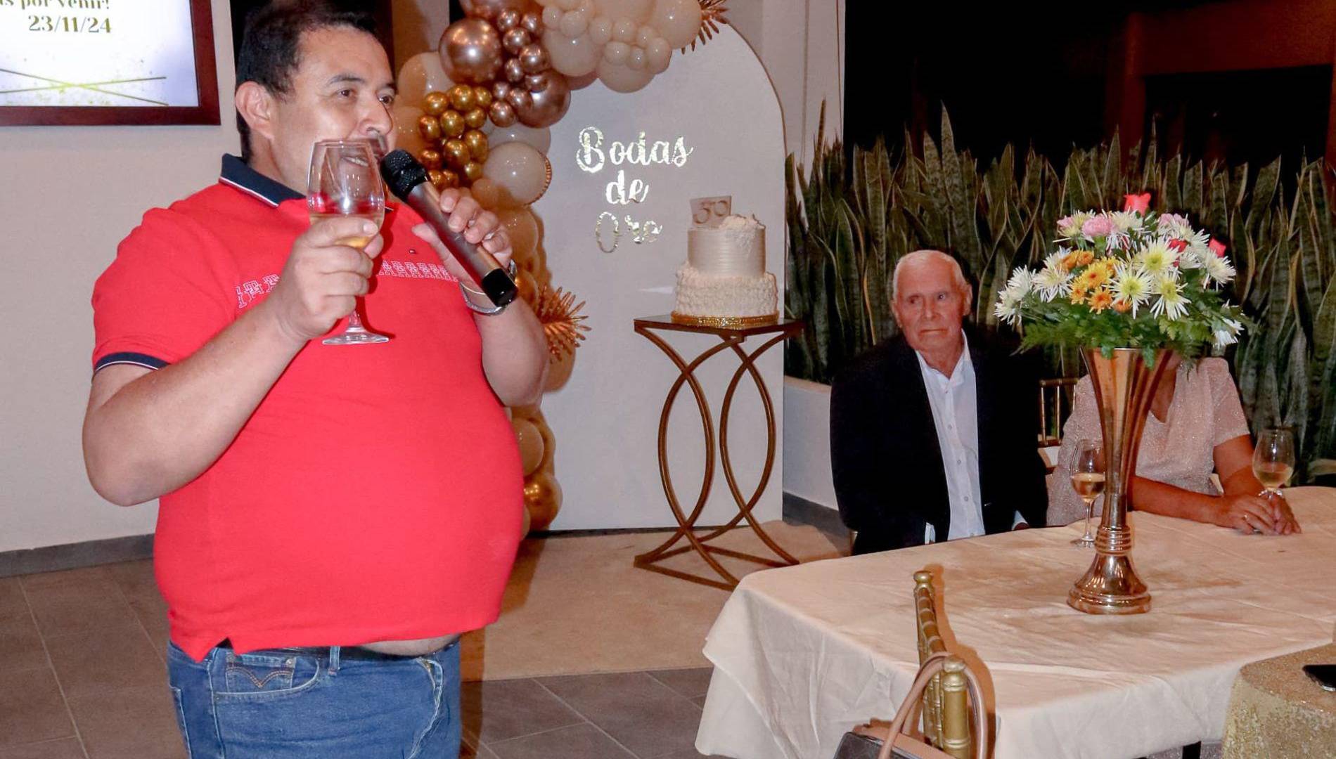 $!Arnaldo Trigueros, hijo de los homenajeados, lideró el emotivo brindis en la celebración de las bodas de oro.