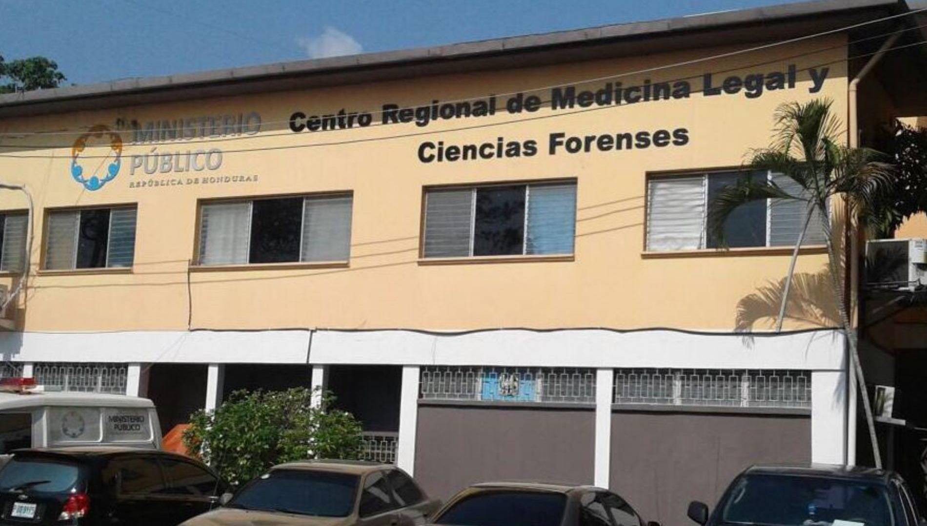 $!Familias llegan periódicamente a las afueras de las morgues para solicitar información y verificar si algún pariente desaparecido ha sido ingresado en las instalaciones.