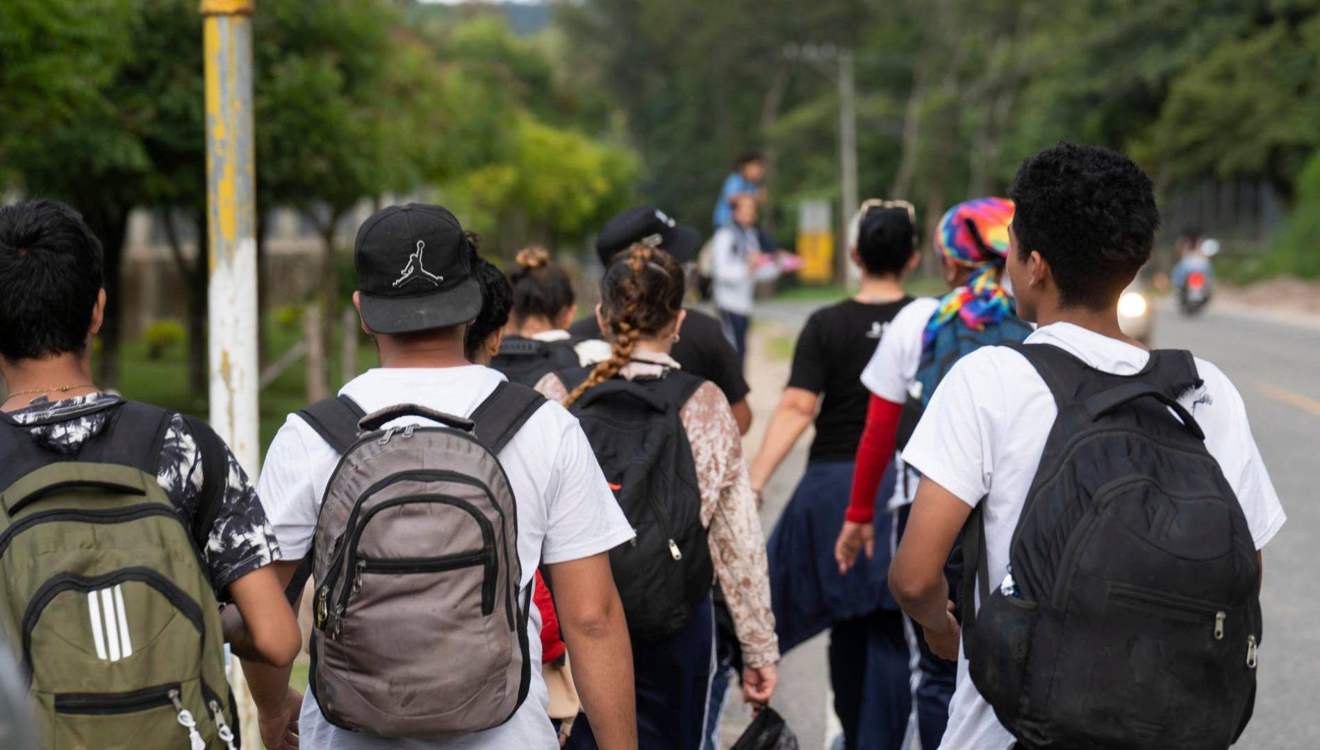 $!Migrantes caminan durante horas bajo el sol intenso, determinados a alcanzar la frontera estadounidense. A menudo recorren cientos de kilómetros, impulsados por la esperanza de un futuro mejor.