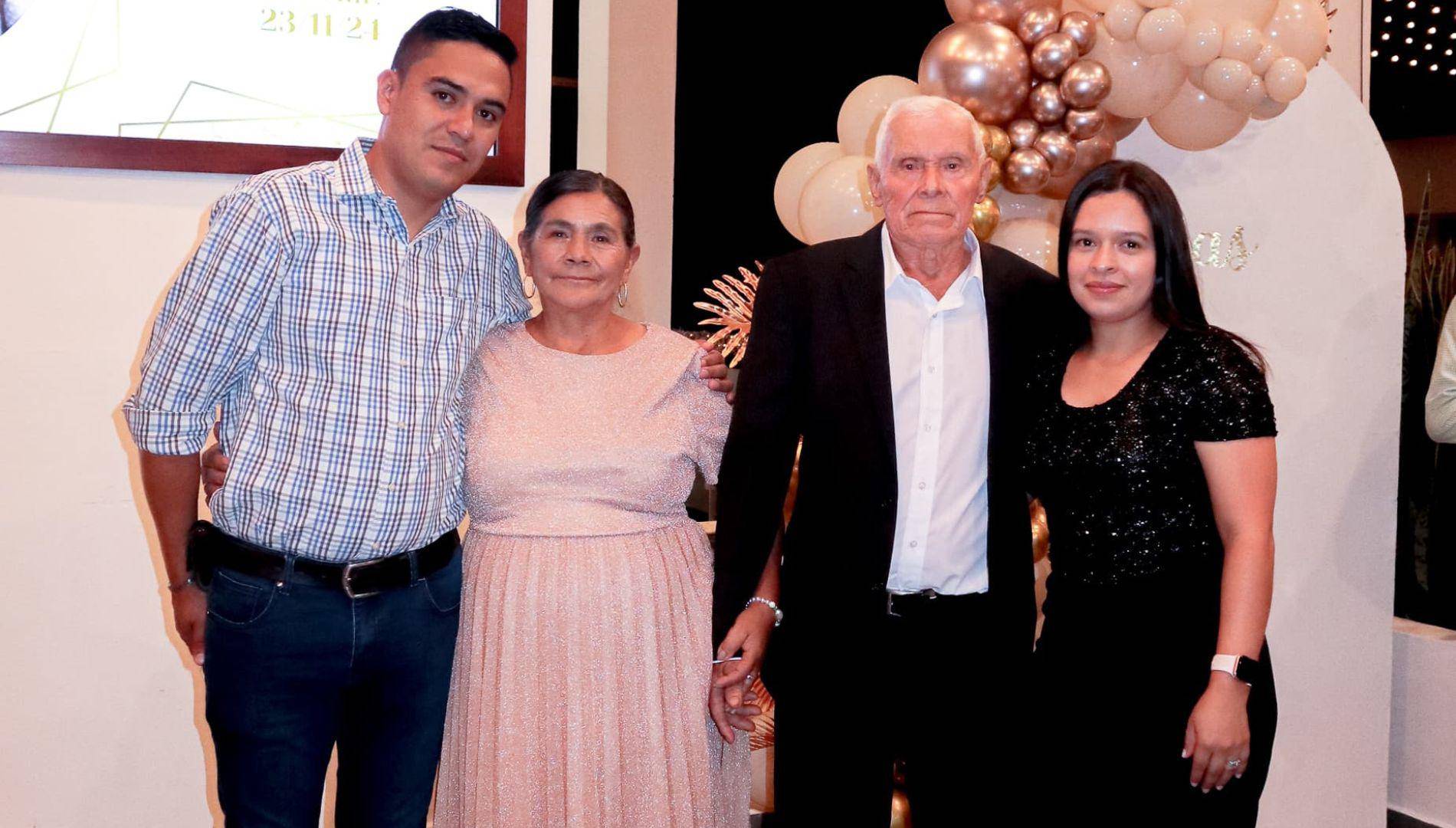 $!Merari Mejía y su esposa Dora Audelí, nieta de los homenajeados, acompañando con cariño esta celebración especial.