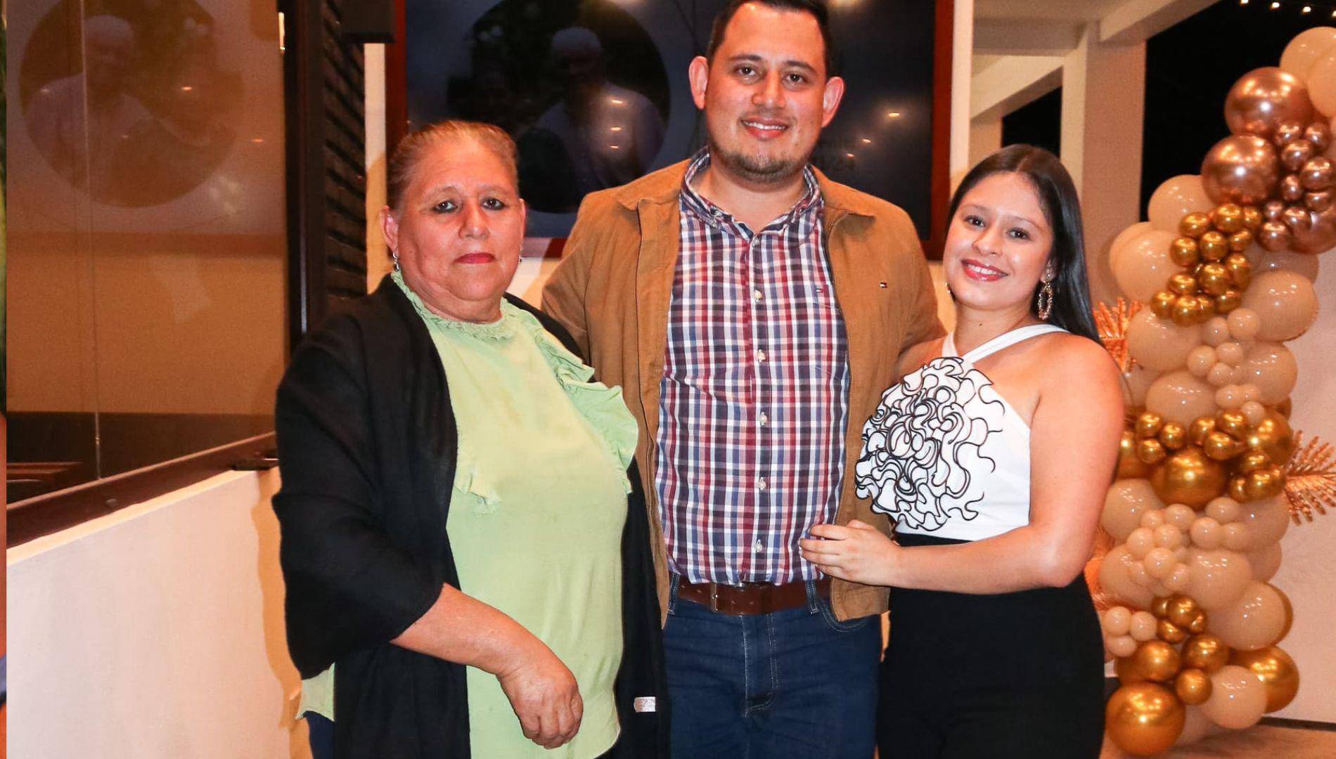 $!Félix Ernesto Romero, acompañado de su madre y su novia Jennifer Mejía, amistades cercanas y nieta del matrimonio Trigueros García, compartiendo la alegría de esta memorable celebración.