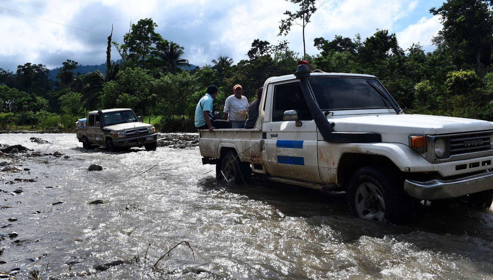 $!Vehículos con personal de apoyo cruzando las fuertes aguas de uno de los ríos mientras se intenta llegar hasta las aldeas perjudicadas por las lluvias.
