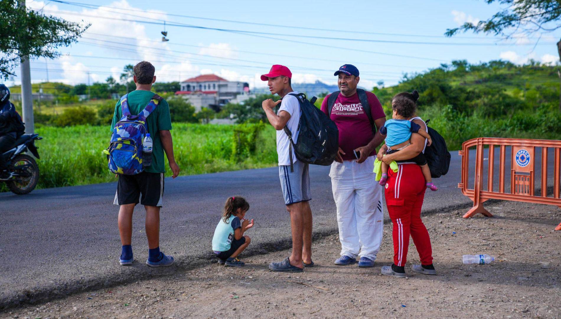 $!Migrantes hondureños deportados desde Estados Unidos llegan Honduras para enfrentar el reto de reconstruir sus vidas en un país que no les ofrece las oportunidades que soñaban.