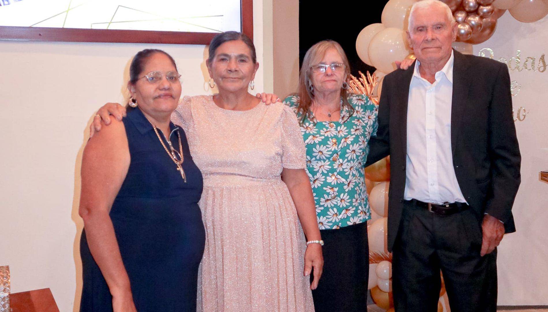 $!Bacilia López, familiar de doña Zoila, y Zoila Trigueros, prima de don Adolfo, acompañando con afecto y alegría esta significativa celebración familiar.