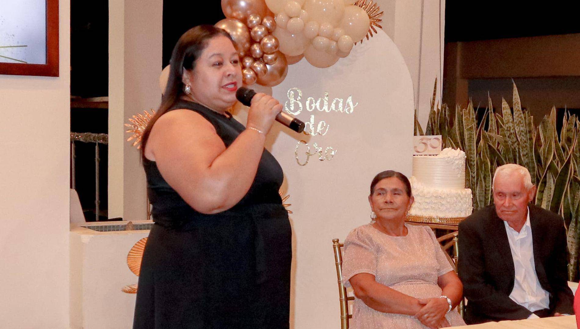 $!Margarita Trigueros expresó emotivas palabras de agradecimiento durante la celebración en honor a sus padres.