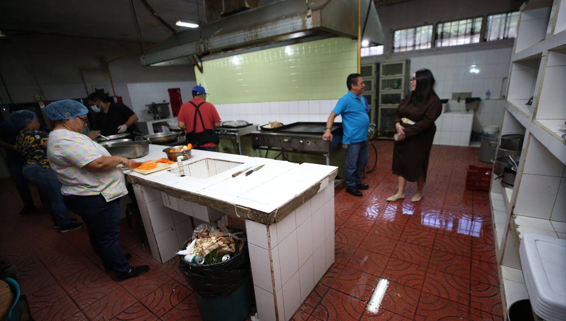 $!Las cocineras del hospital preparan los alimentos en medio de una acumulación de agua filtrada.