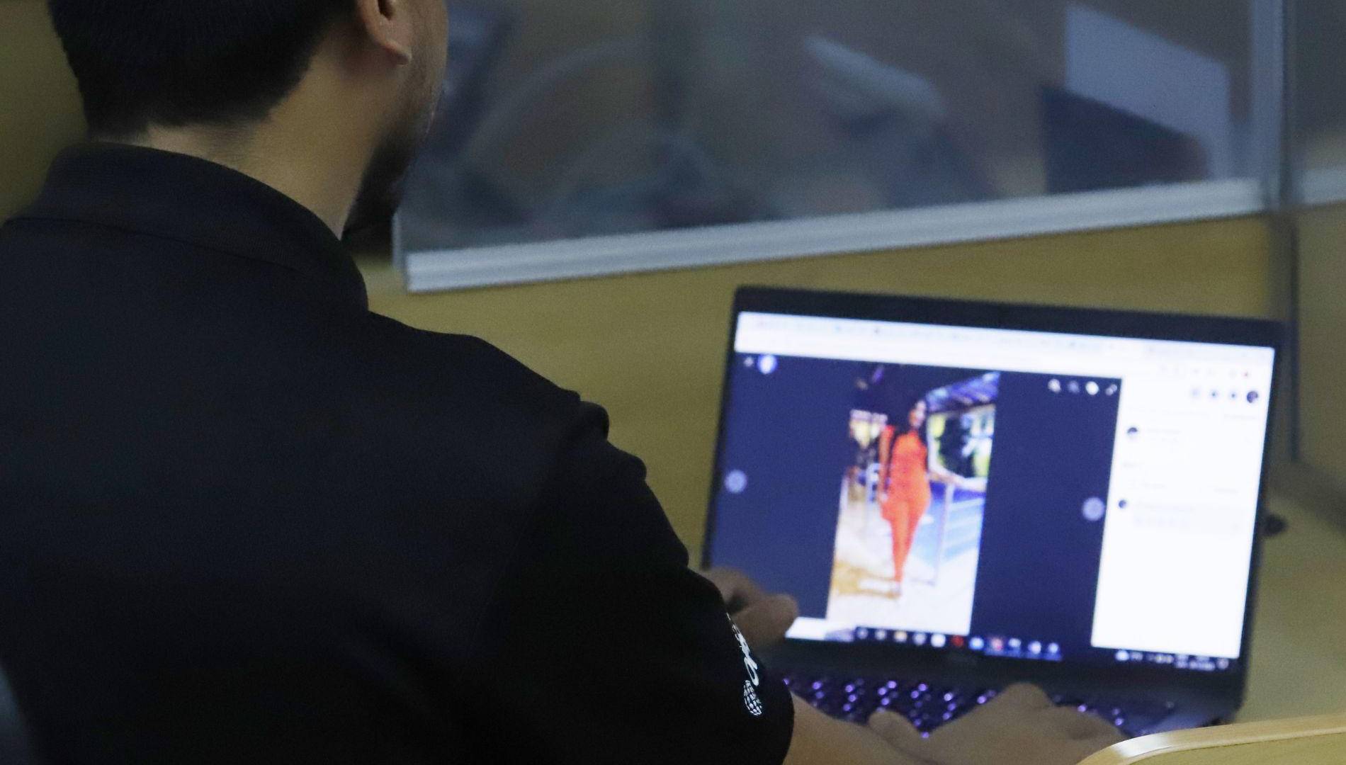 $!Tanto hombres como mujeres buscan inspiración y aspiran a ciertos estándares de belleza, estilo de vida y éxito promovidos por celebridades en redes sociales.