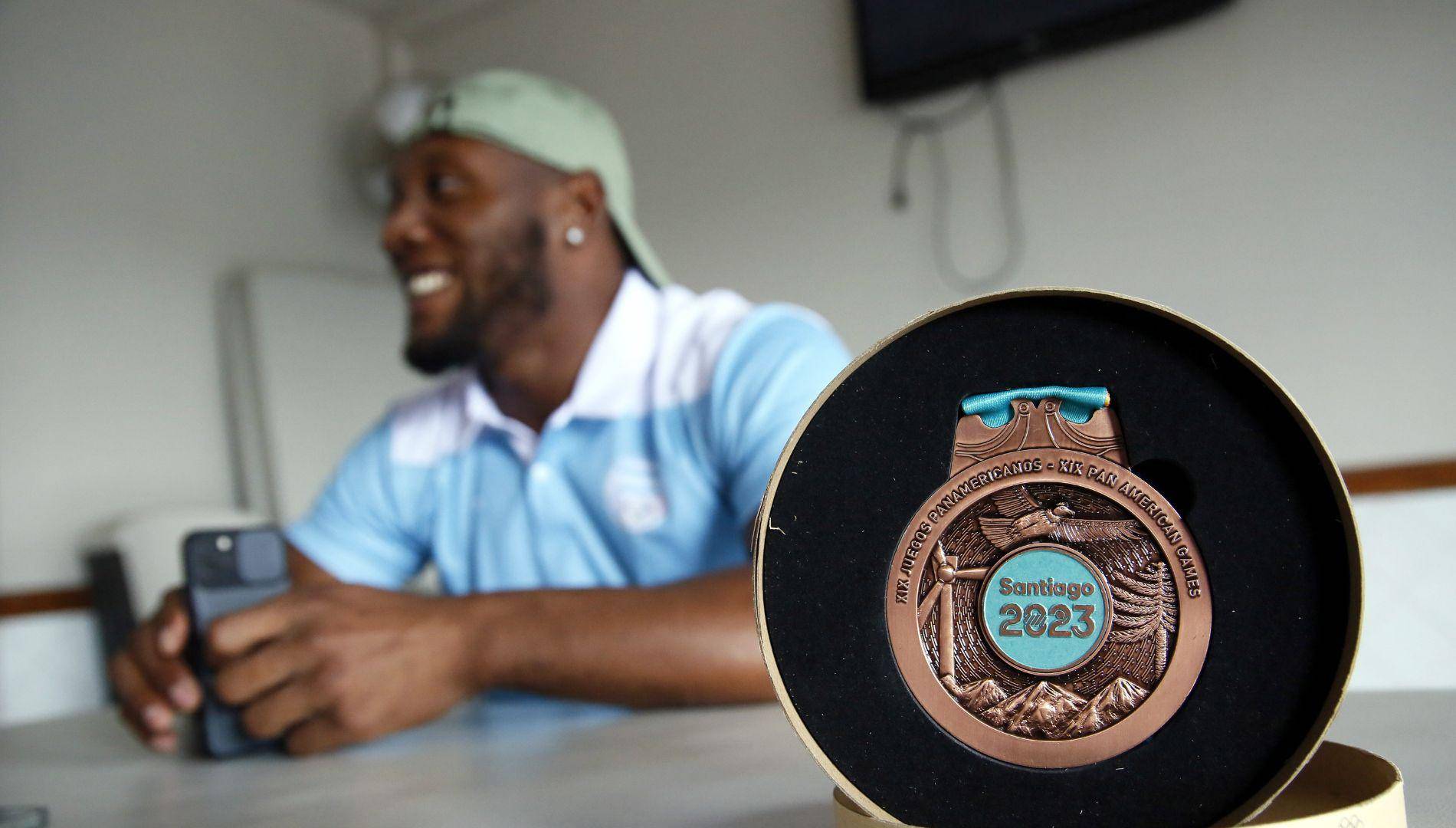 $!Sobre la mesa, la medalla de bronce obtenida por el luchador hondureño en los Panamericanos 2023