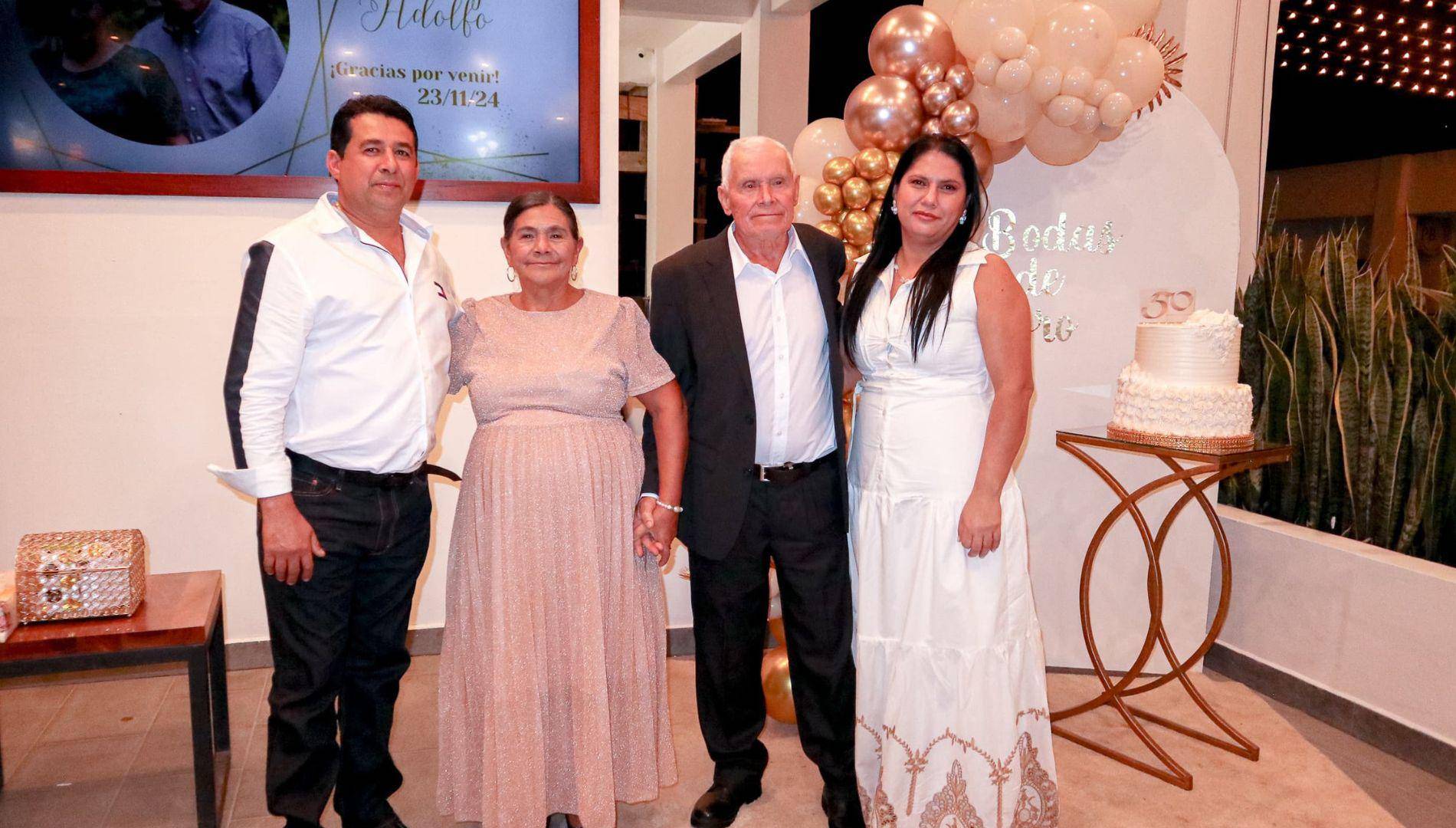 $!Orlando Trigueros, sobrino de don Adolfo, y su esposa, acompañaron con cariño esta especial celebración.