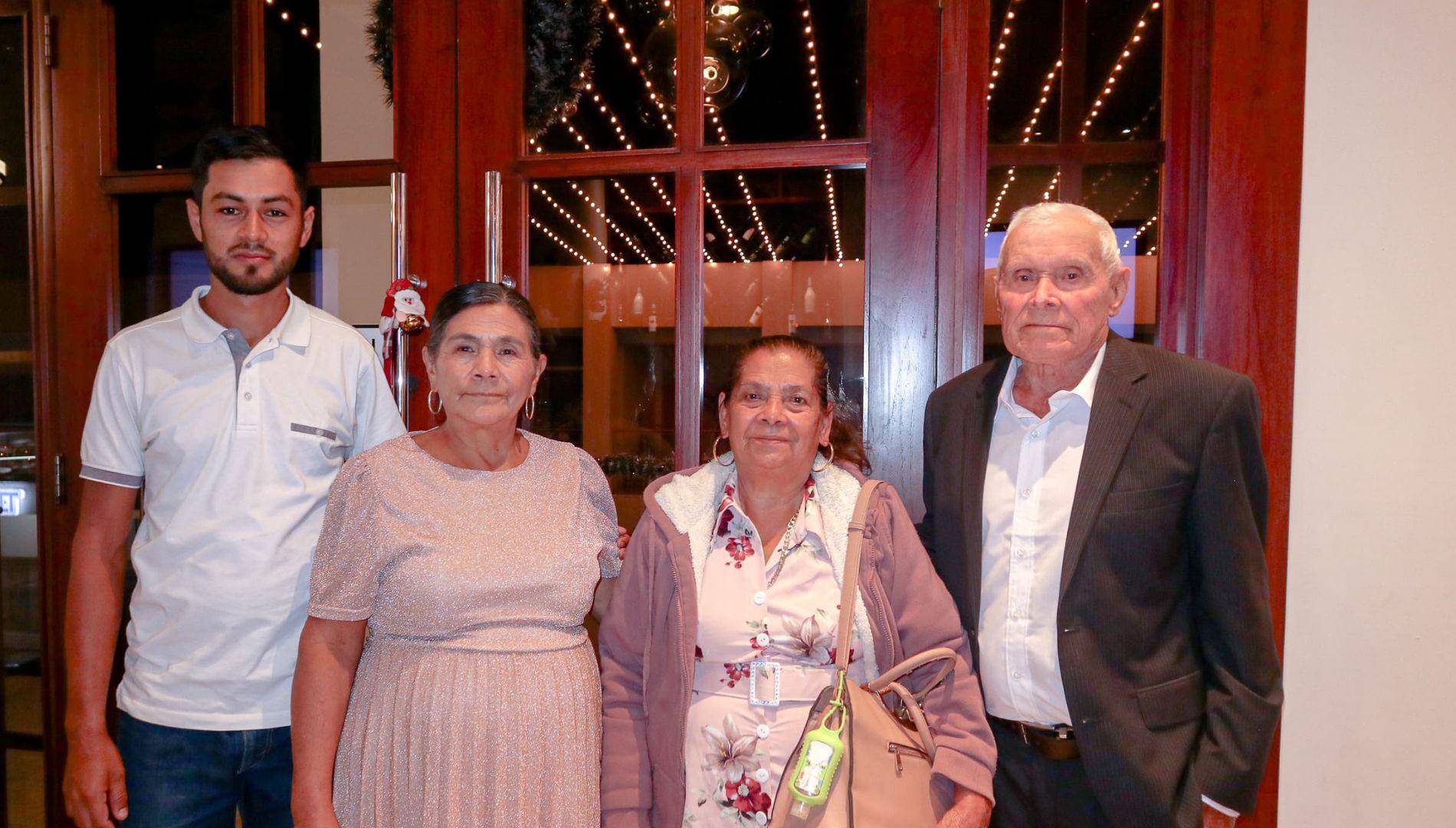 $!Odilia Guzmán, acompañada de su nieto, parte de la familia de los esposos, presentes en esta significativa celebración.