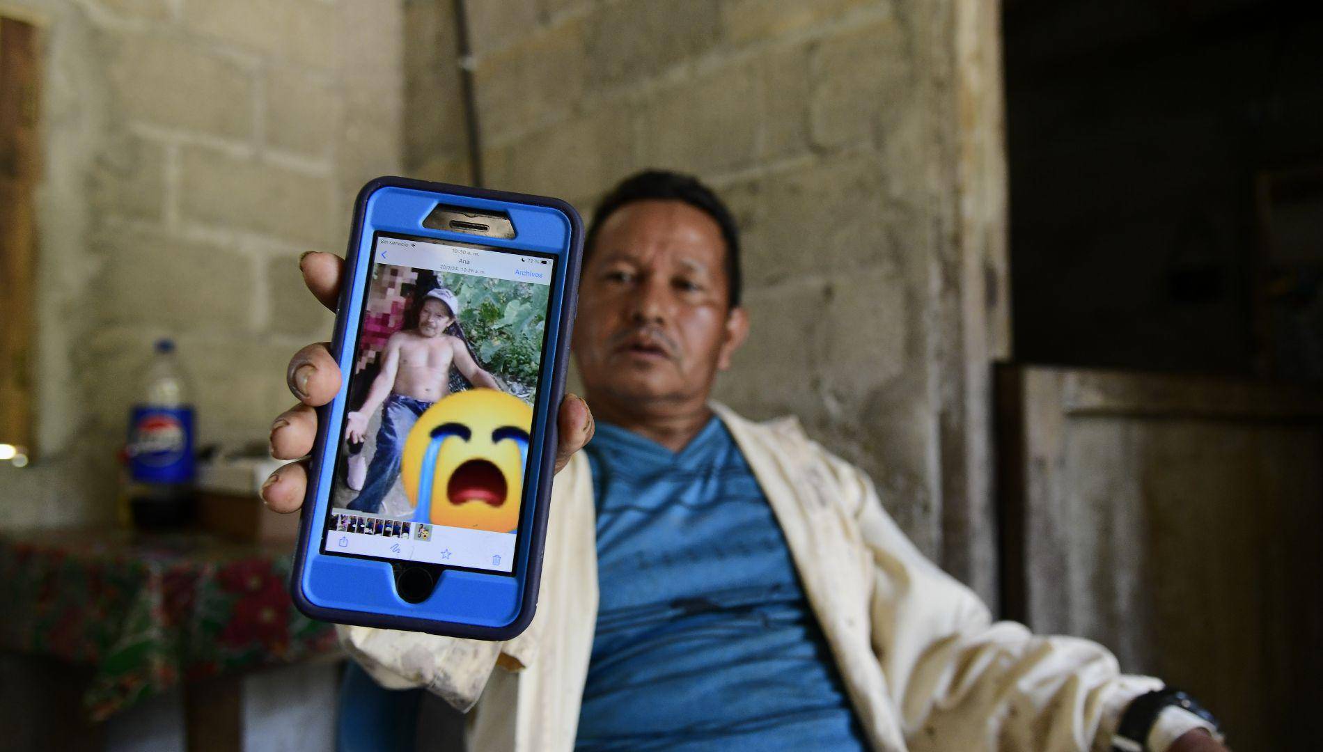 $!Efraín contó con pesar los detalles de la muerte de su hermano Marcelino Mendoza a manos de un hijo. Desde su celular muestra la fotografía de su hermano.
